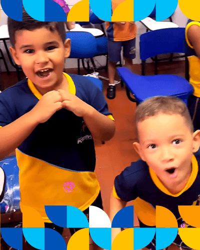 Alunos estudadno em sala de aula moderna no colégio Positivo.